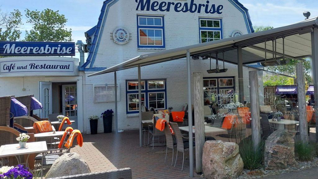 Fischrestaurant St. Peter-Ording: Aussenfoto mit Sonnenterrasse Restaurant Meeresbrise St. Peter-Ording